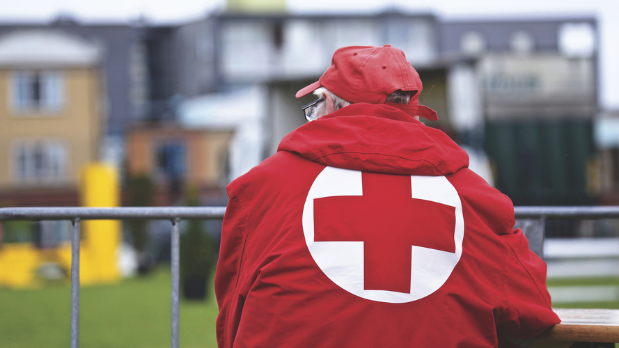 Hombre de los servicios de la Cruz Roja